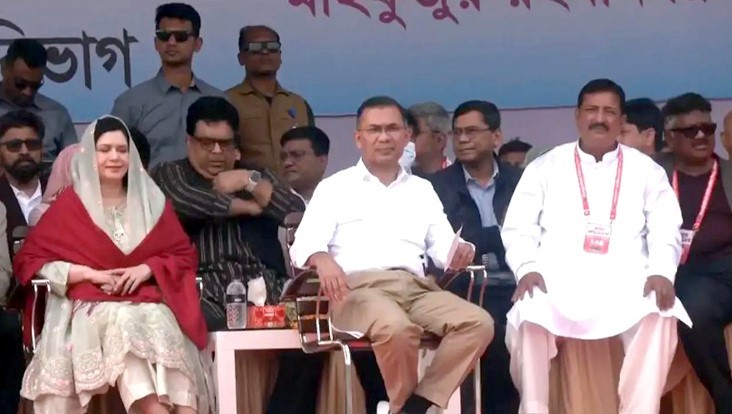 রাজশাহীতে জনসভার মঞ্চে বিএনপি চেয়ারম্যান তারেক রহমান